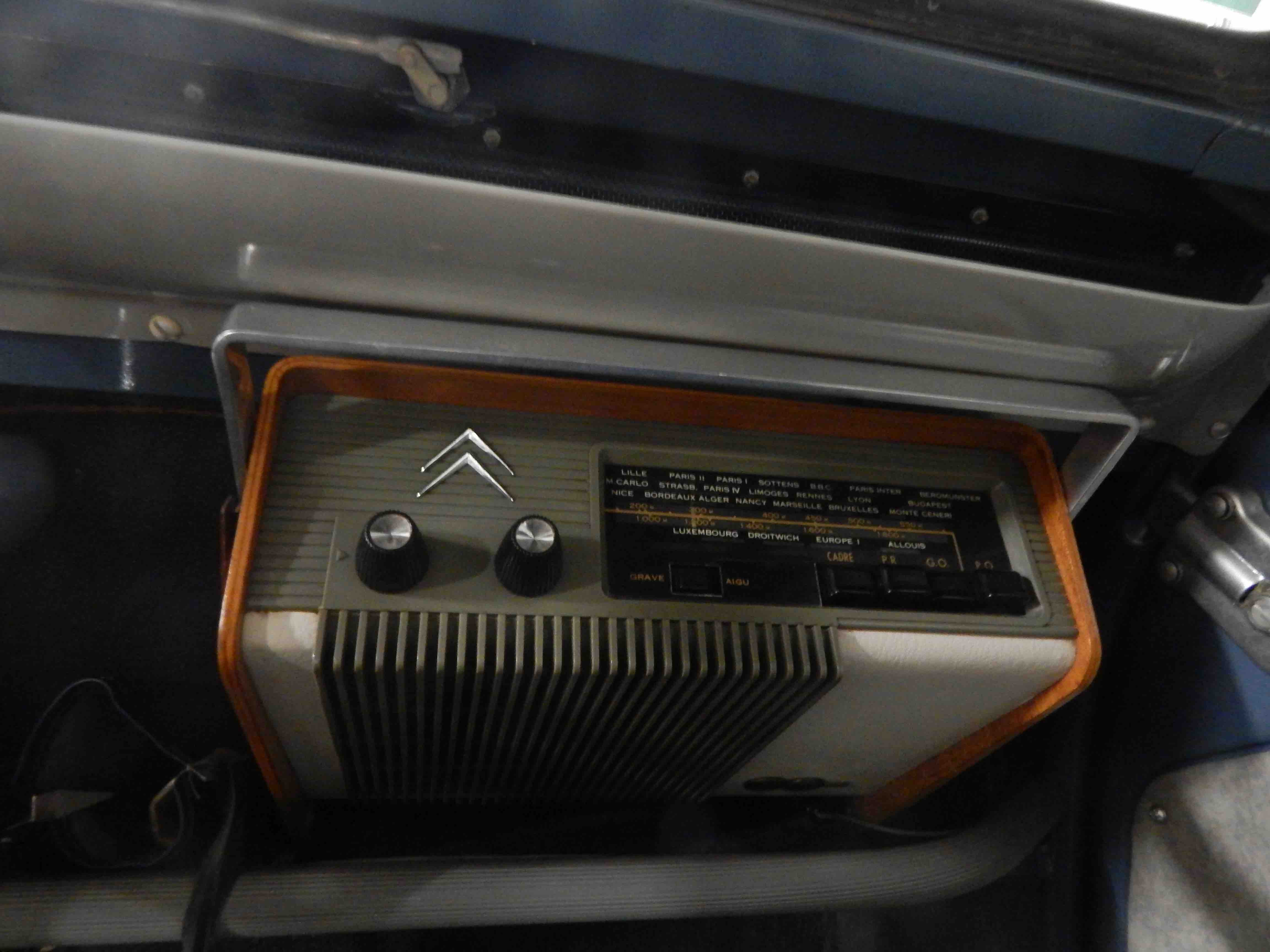 Radio original 2cv montada desde fabrica Visita: CitroMuseum